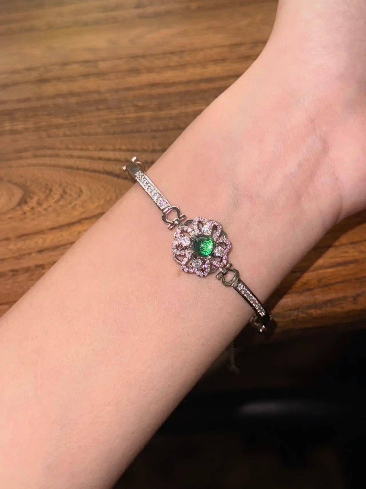 Whispers of the Dragonfly – Iridescent Green Bracelet Rotating Four-Leaf Clover Bracelet